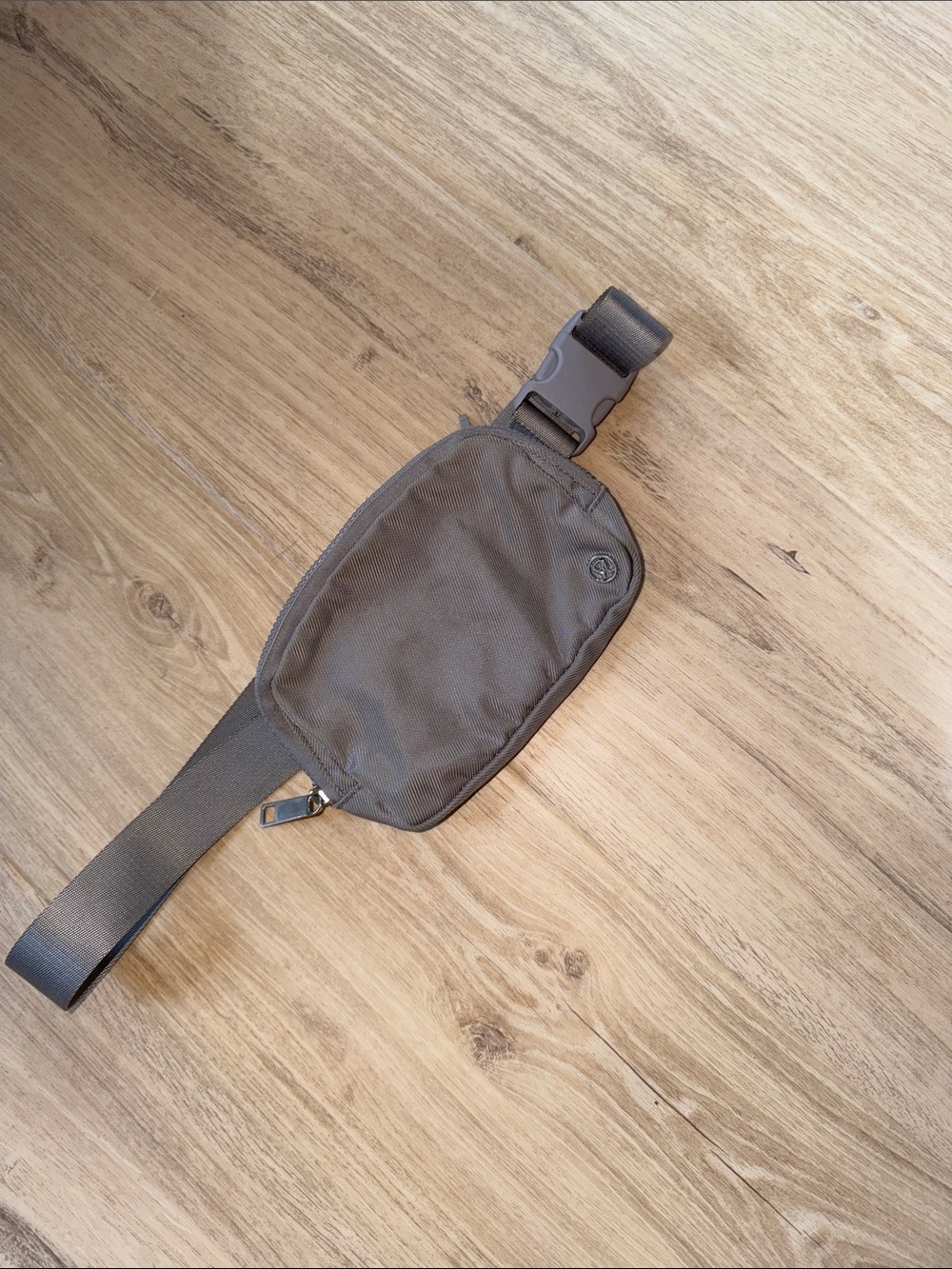 Lululemon Minimalist gray crossbody bag - Slim Everyday Carry